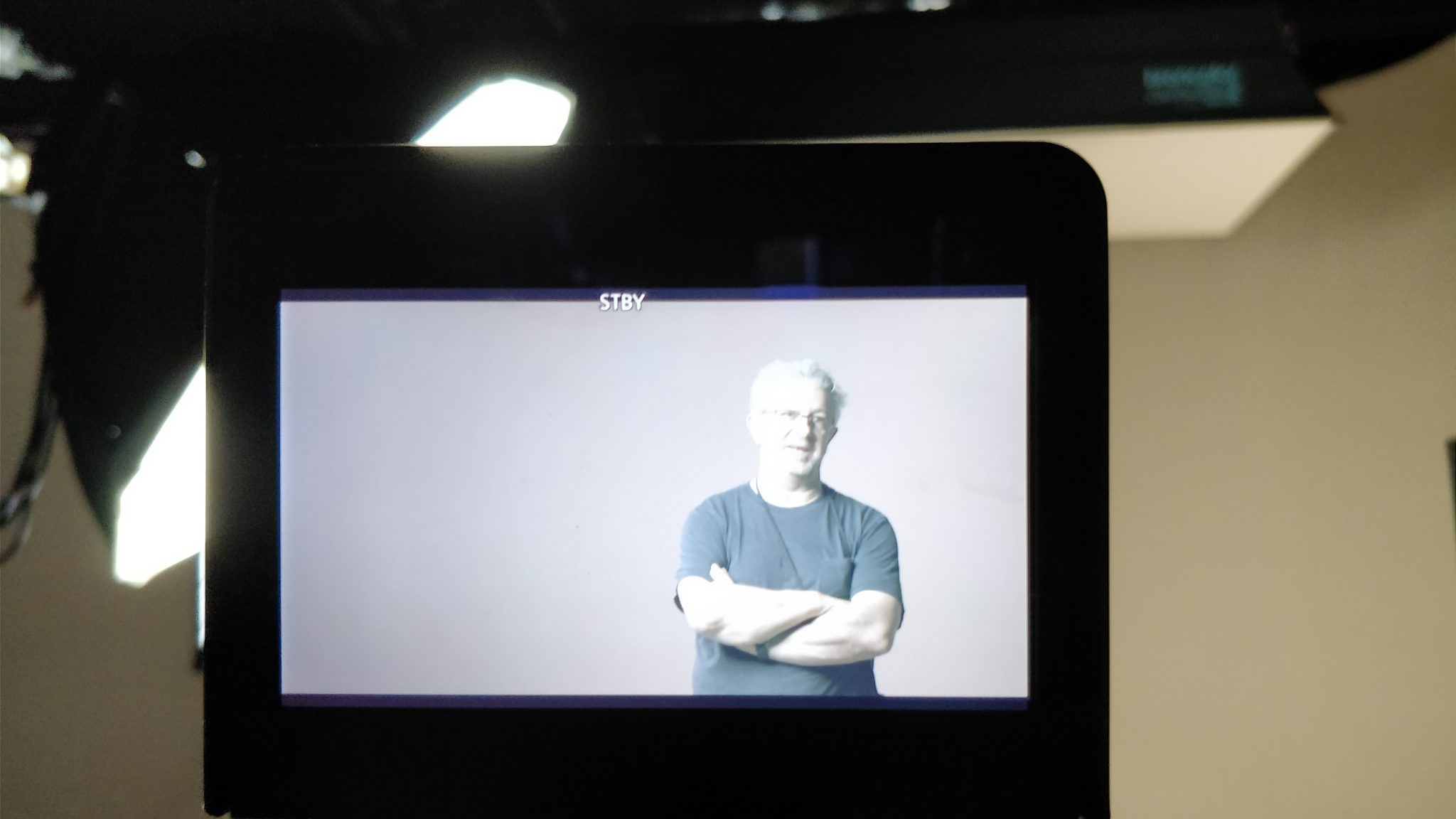 José Luis López de Zubiria en su plató durante la producción de Seguros como tú