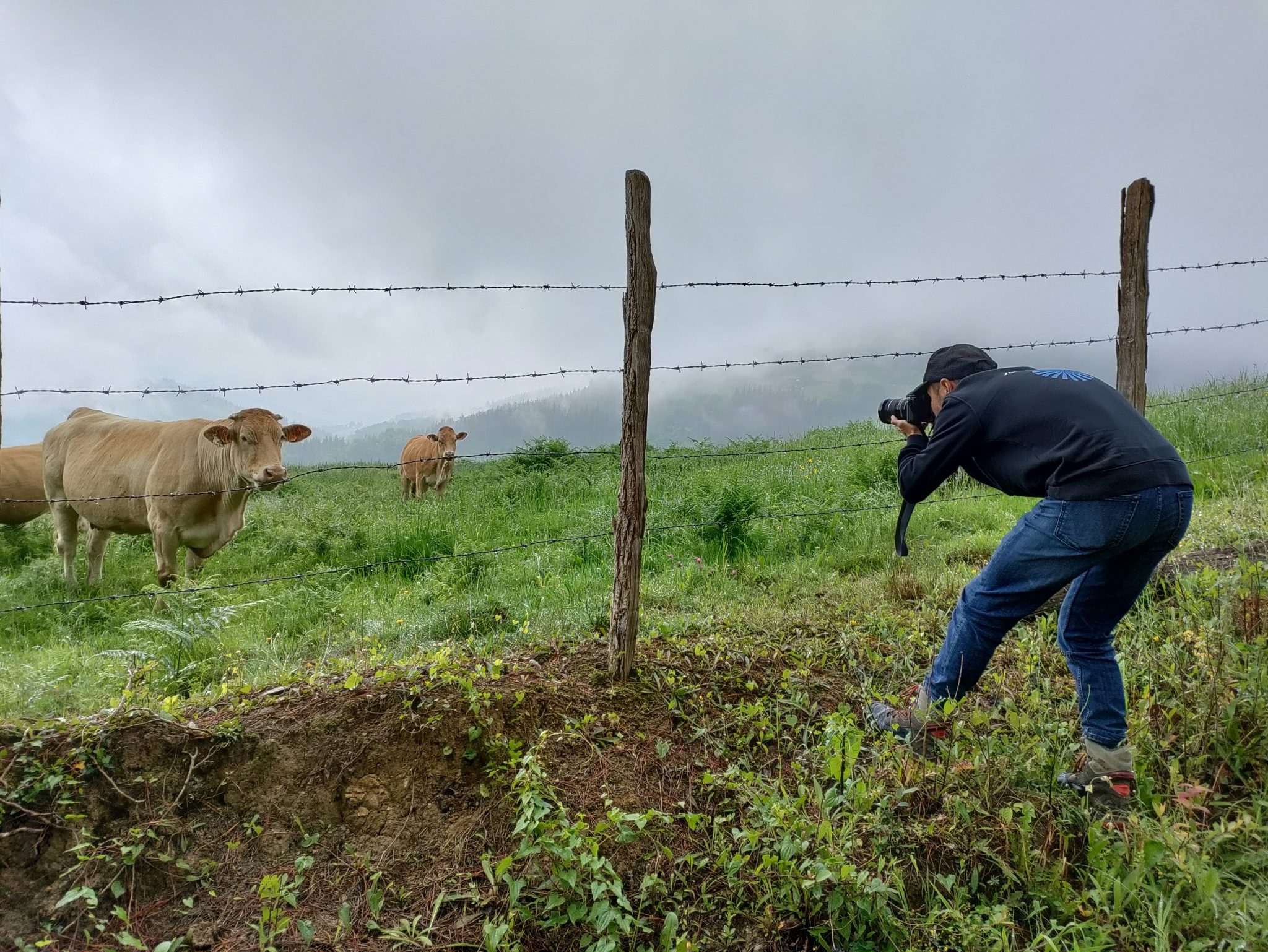 El director de fotografíaJavi Aguirre localizando