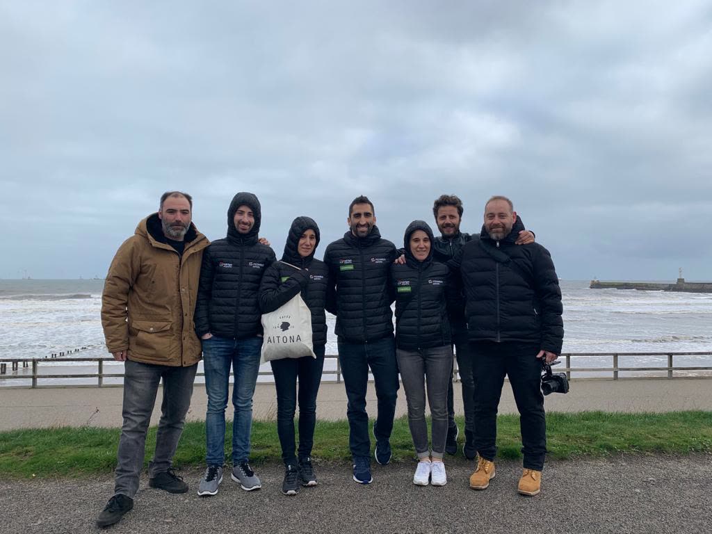 Equipo español de curling mixto junto al equipo de rodaje de Compromiso en Aberdeen