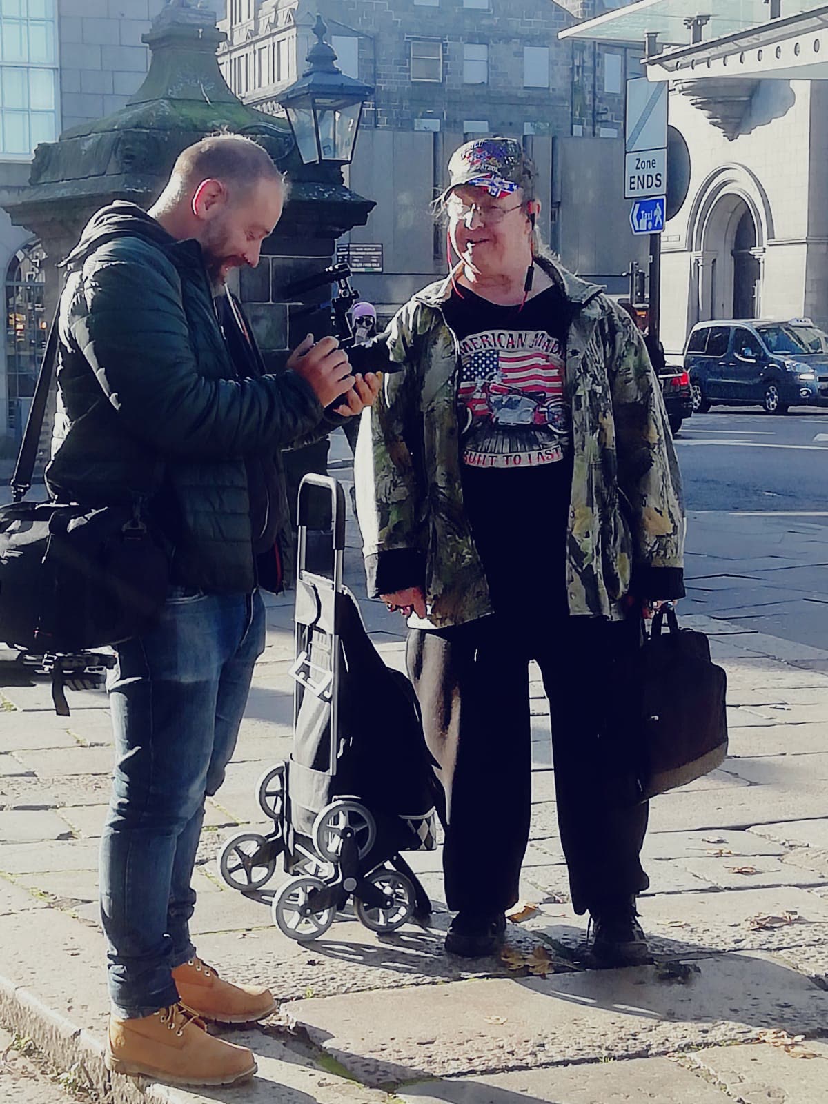 Grabación en las calles de Aberdeen para el documental Compromiso