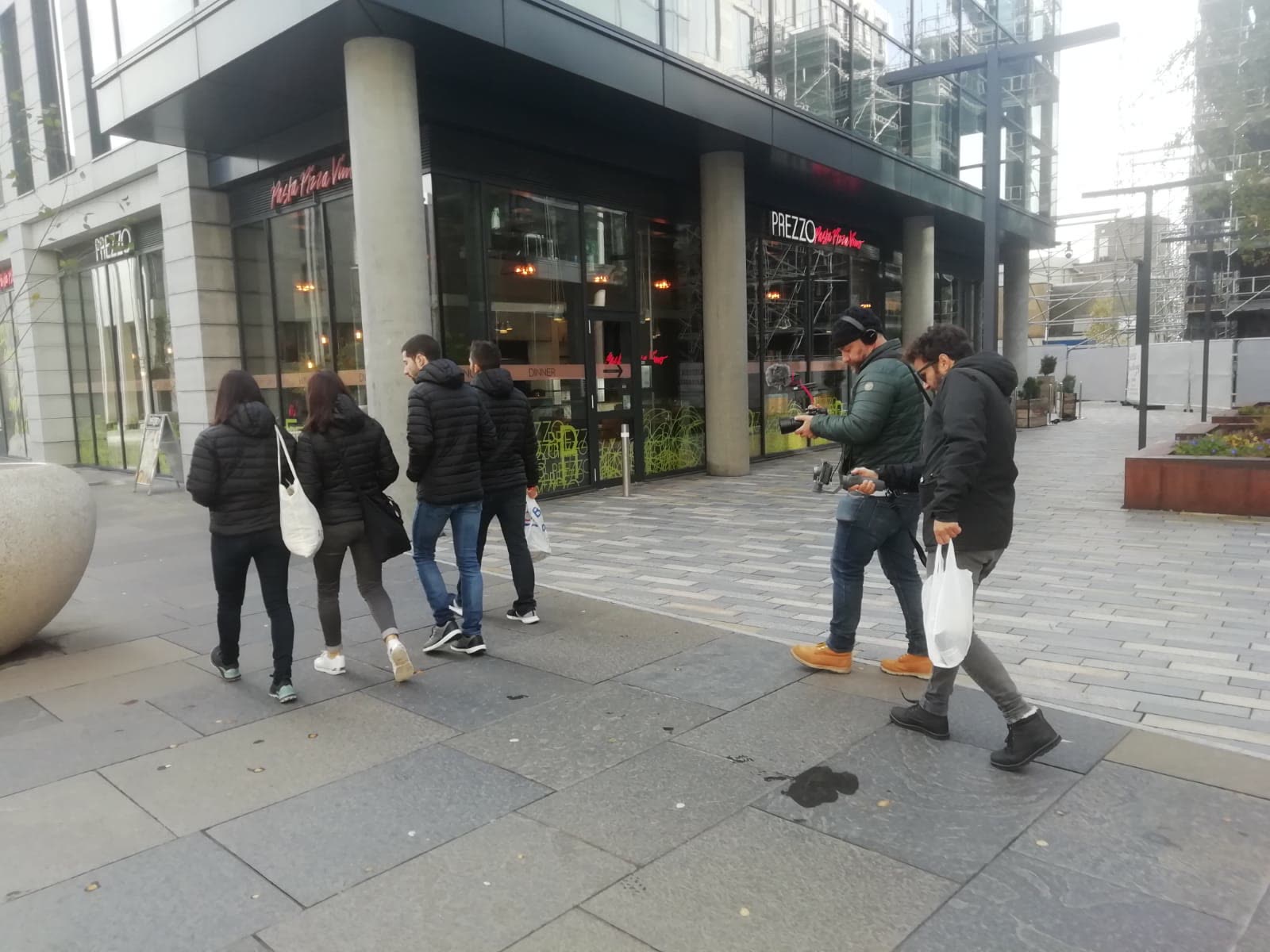 Equipo de LASZLO HACE rodando exteriores en Aberdeen para Compromiso