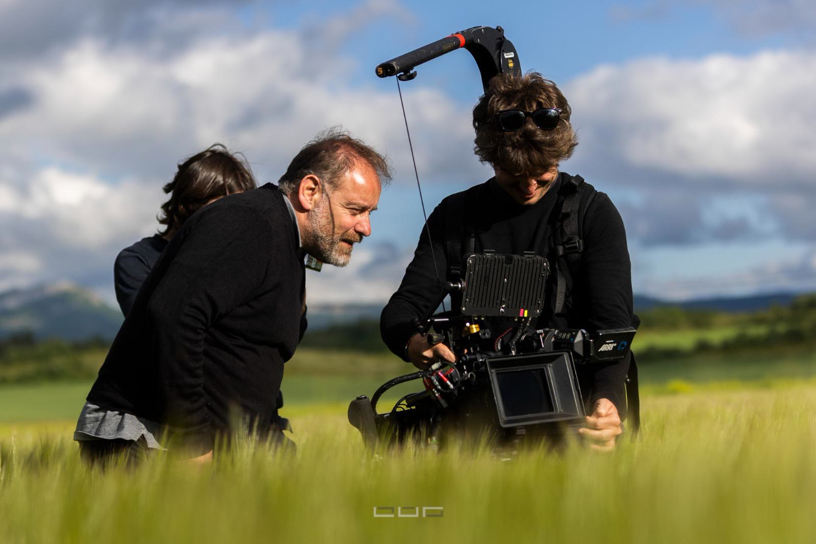 laszlo hace equipo camara rodaje Equipo de cámara de LASZLO HACE durante un rodaje en exterior en Euskadi